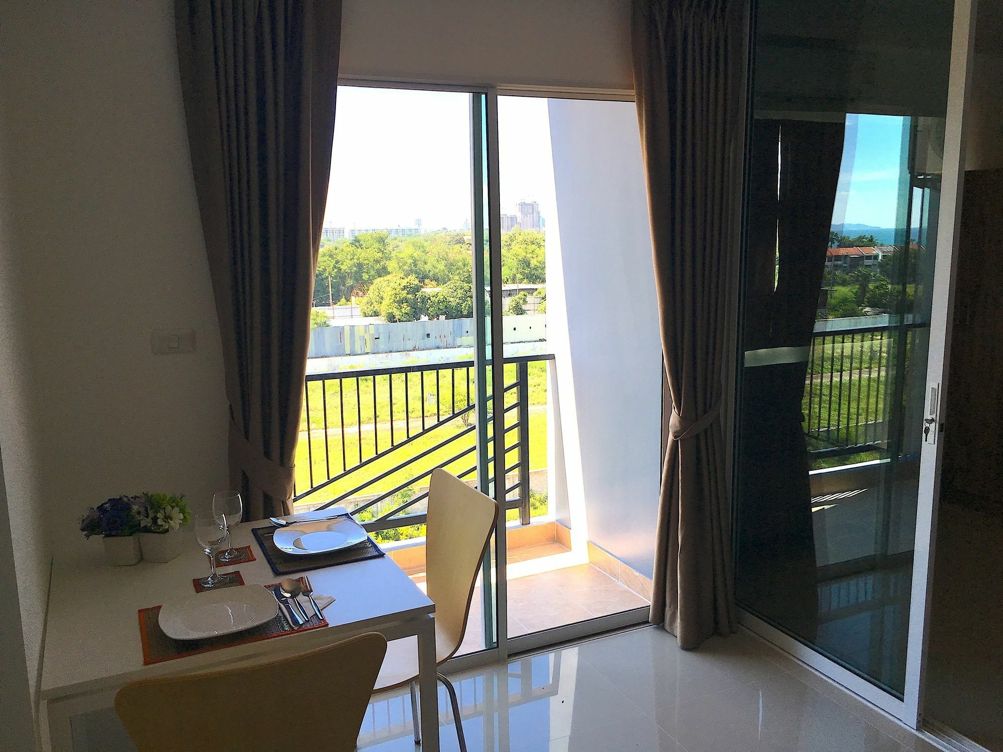 Breezy House Lägenhet Jomtien Beach Exteriör bild